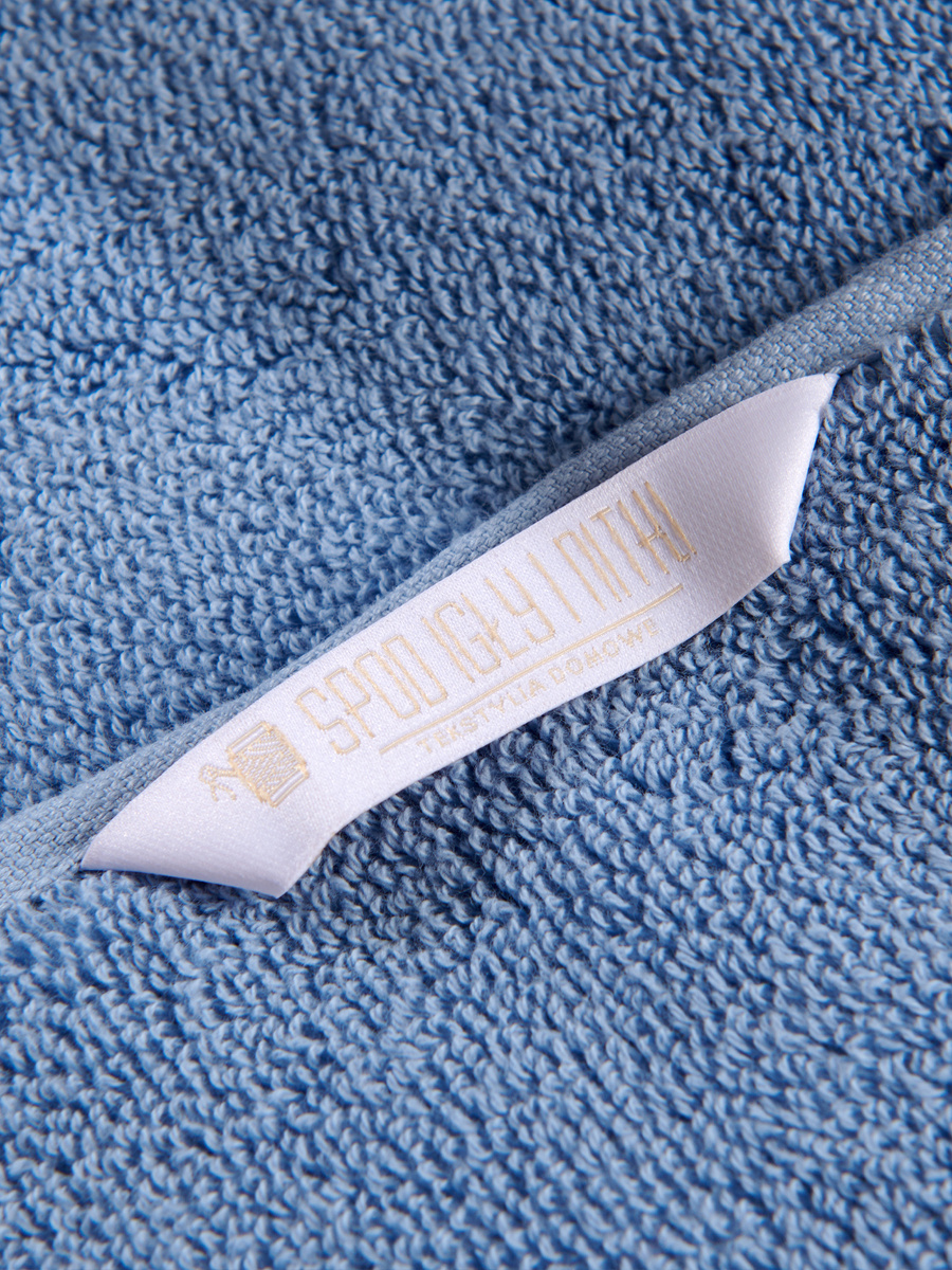 Niebieski ręcznik kąpielowy premium 650g Leo Spod Igły i Nitki – luksus i relaks codziennie