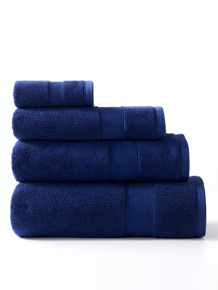 Granatowy ręcznik kąpielowy z bawełny premium 650 g/m² Leo Spod Igły i Nitki – luksus i relaks.