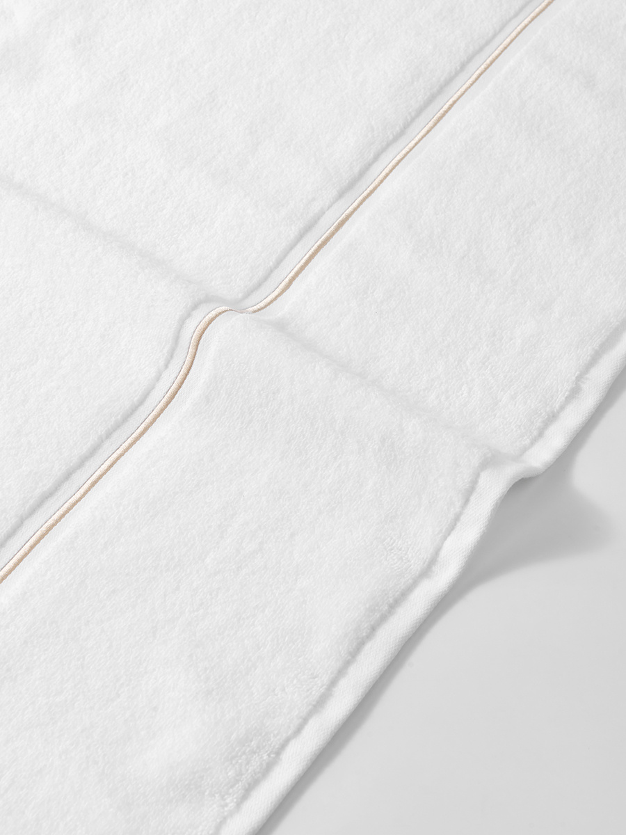 Biały ręcznik premium z złotą bizą 100% bawełna frotte 500 g/m² Spod Igły i Nitki – elegancja i komfort