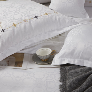 Kremowa atłasowa pościel 120g/m² model AT012 Spod Igły i Nitki – luksusowy komfort snu