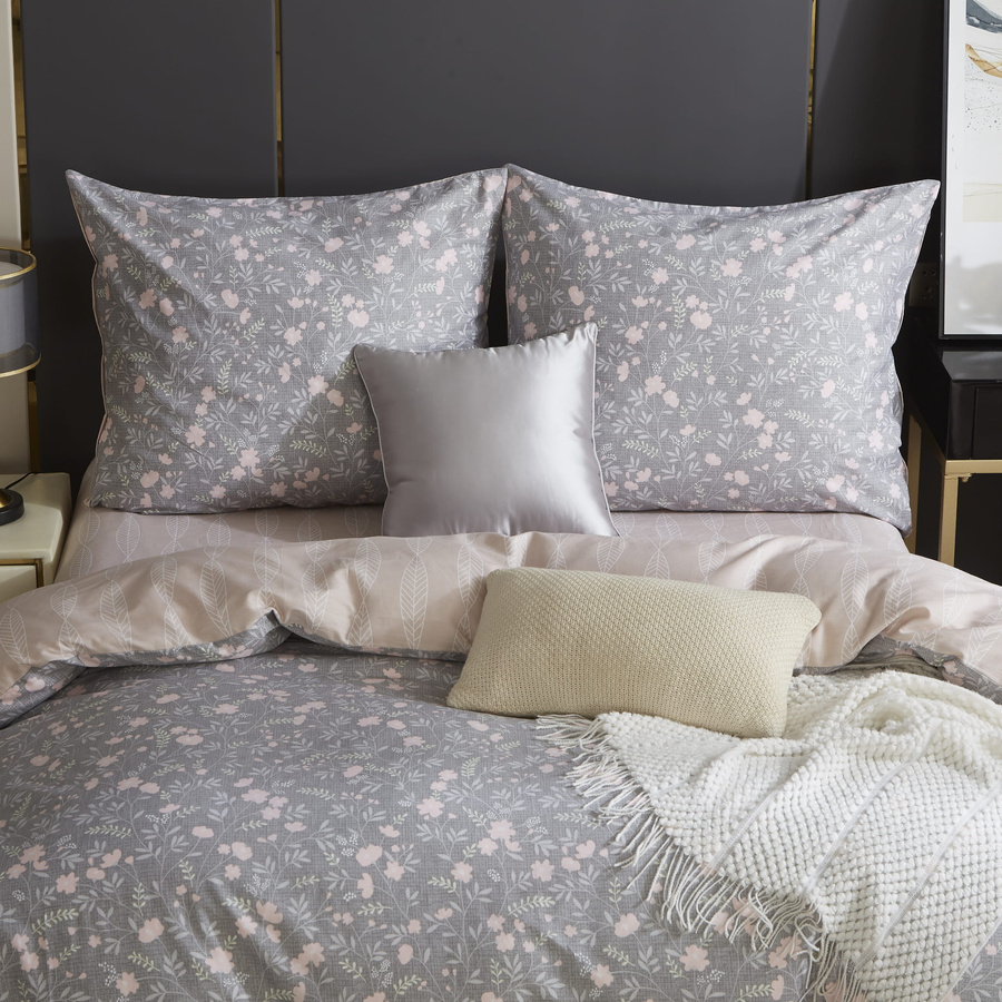 Szara pościel Satynowa z różowymi kwiatami Model S025 Spod Igły i Nitki – luksusowy komfort snu