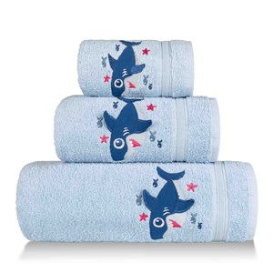 Błękitny gruby ręcznik dziecięcy model rekinek Spod Igły i Nitki – doskonała chłonność
