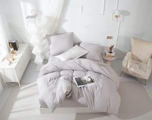 Szara pościel z mikrofibry z elegancką złotą lamówką 3-częściowa Spod Igły i Nitki – komfort snu