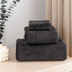 Czarny szybkoschnący ręcznik 380g/m2 z pętelką ACTIV Spod Igły i Nitki – idealny na siłownię