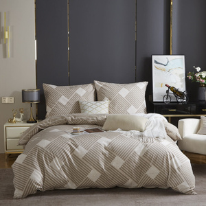 Brązowa geometryczna pościel Satynowa Model XDF 044 Spod Igły i Nitki – komfort i styl