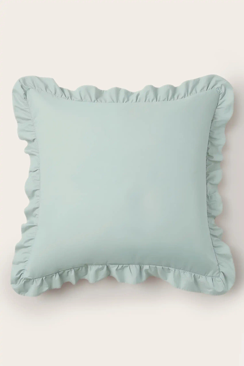 Szałwiowa falbanka poszewka satynowa 50x70 cm Ruffy Premium Spod Igły i Nitki – Komfort i elegancja.