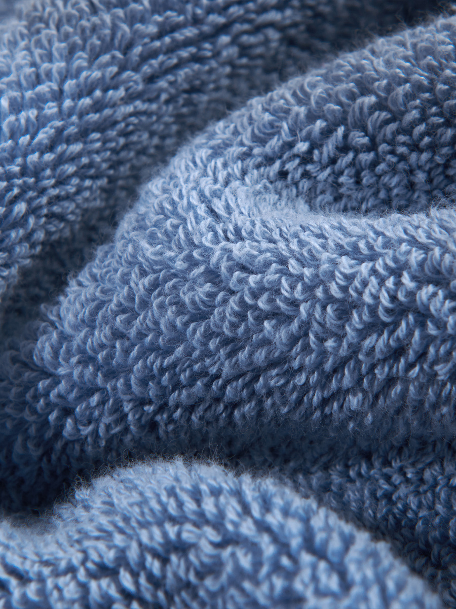 Niebieski ręcznik kąpielowy premium 650g Leo Spod Igły i Nitki – luksus i relaks codziennie