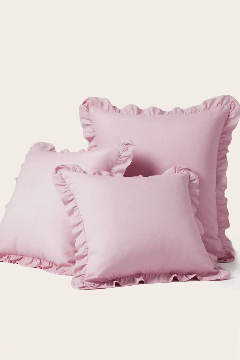 Pudrowa poszewka z falbanką 40x40 cm Ruffy Premium Spod Igły i Nitki – Komfort i elegancja