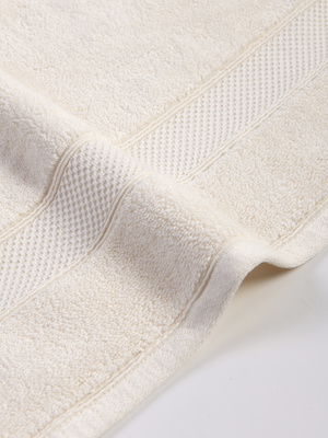 Kremowy puchaty ręcznik kąpielowy 650 g/m² Leo Spod Igły i Nitki – luksusowy relaks.