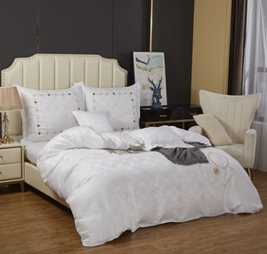 Kremowa atłasowa pościel 120g/m² model AT012 Spod Igły i Nitki – luksusowy komfort snu