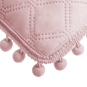 Pudrowa poszewka dekoracyjna z pomponami POMPOO Spod Igły i Nitki – upiększa sypialnię