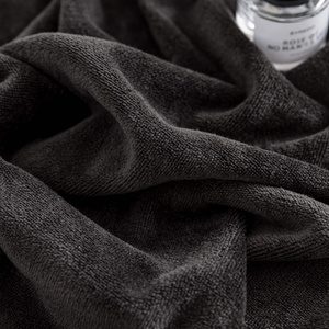 Czarny szybkoschnący ręcznik 380g/m2 z pętelką ACTIV Spod Igły i Nitki – idealny na siłownię