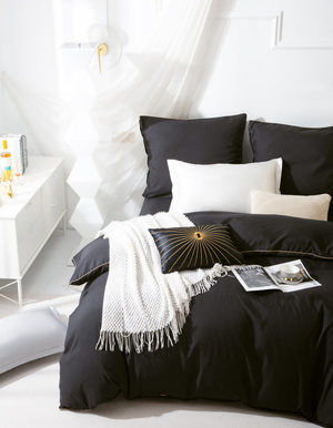 Czarna pościel z mikrofibry ze złotą lamówką 3-częściowy zestaw Spod Igły i Nitki – komfort snu