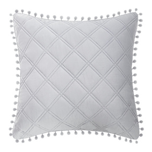 Szara pikowana poszewka dekoracyjna z pomponami Spod Igły i Nitki – upiększa sypialnię