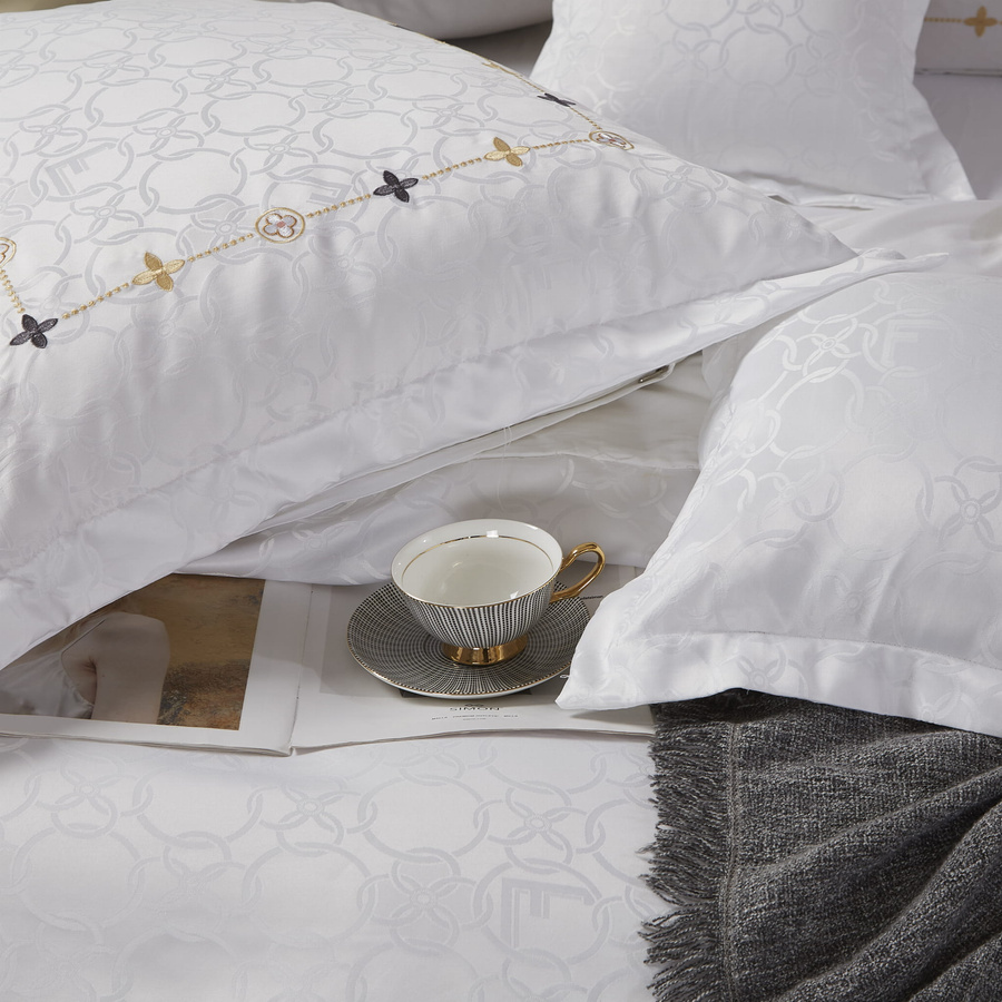 Kremowa atłasowa pościel 120g/m² model AT012 Spod Igły i Nitki – luksusowy komfort snu