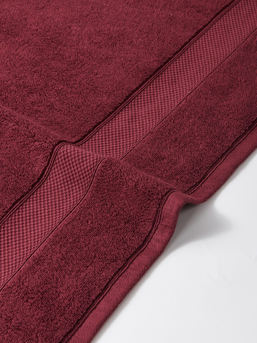 Bordowy mięsisty ręcznik kąpielowy 650 g/m² Leo Spod Igły i Nitki – luksus i komfort.