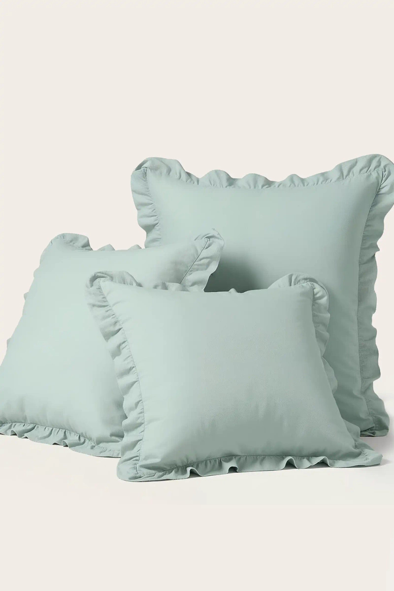 Szałwiowa falbanka poszewka satynowa 50x70 cm Ruffy Premium Spod Igły i Nitki – Komfort i elegancja.