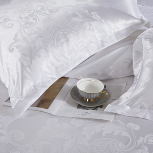 Kremowa atłasowa pościel 120 g/m2 Model AT004 Spod Igły i Nitki – komfortowy sen