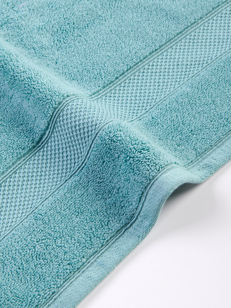 Lazurowy puchaty ręcznik kąpielowy 650 g/m² personalizacja Spod Igły i Nitki – luksusowy relaks.