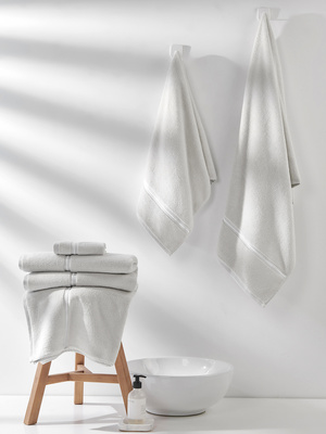 Szary ręcznik z białą bizą 70x140 cm model Libre Spod Igły i Nitki – elegancja i komfort.