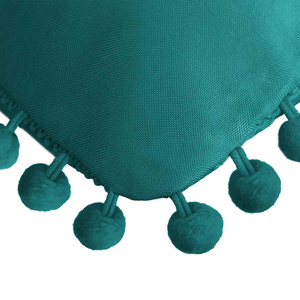 Turkusowa dwustronna poszewka 45x45 cm z pomponami FLUFFY Spod Igły i Nitki – nowoczesny design