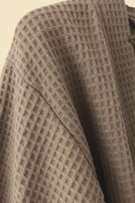 Ciemny beż szlafrok unisex z kołnierzem kimono 280 g/m² WAFEL Spod Igły i Nitki – oddychająca bawełna