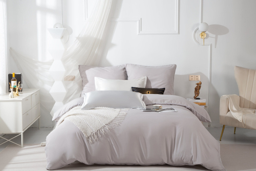 Szara pościel z mikrofibry z elegancką złotą lamówką 3-częściowa Spod Igły i Nitki – komfort snu