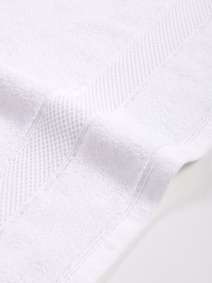 Biały puchaty ręcznik kąpielowy 650 g/m² Leo Spod Igły i Nitki – luksusowy relaks.