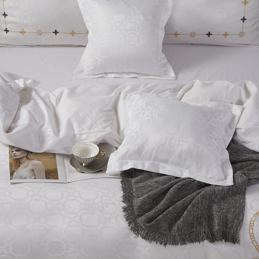 Kremowa atłasowa pościel 120g/m² model AT012 Spod Igły i Nitki – luksusowy komfort snu