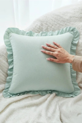 Szałwiowa falbanka poszewka satynowa 50x70 cm Ruffy Premium Spod Igły i Nitki – Komfort i elegancja.