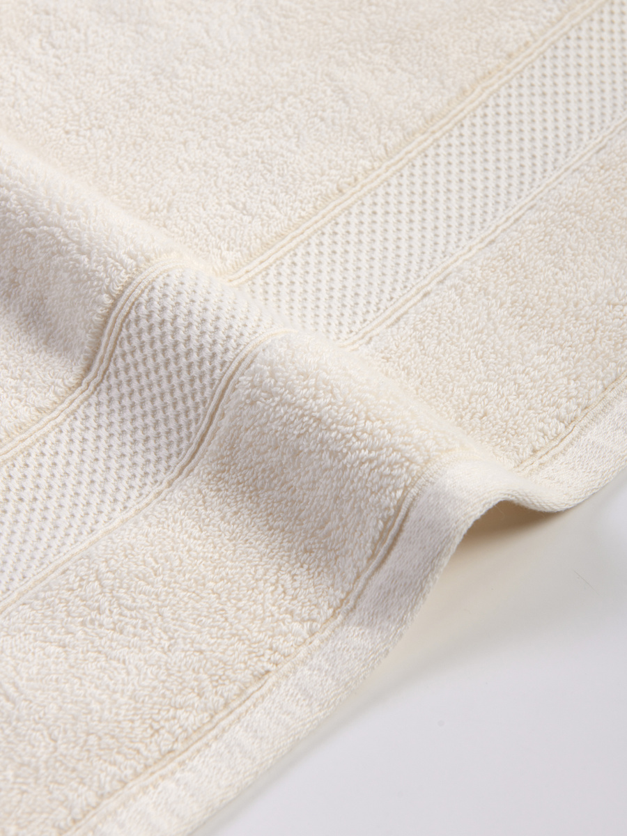 Kremowy puchaty ręcznik kąpielowy 650 g/m² Leo Spod Igły i Nitki – luksusowy relaks.