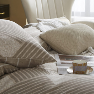 Brązowa geometryczna pościel Satynowa Model XDF 044 Spod Igły i Nitki – komfort i styl