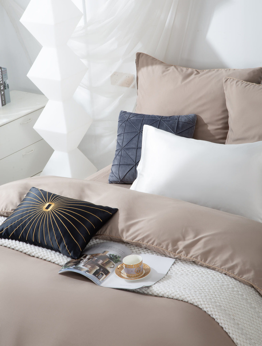 Beżowa pościel z mikrofibry ze złotą lamówką Queen Spod Igły i Nitki – komfort snu