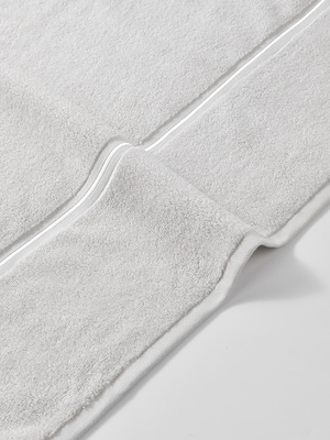 Szary ręcznik z białą bizą 70x140 cm model Libre Spod Igły i Nitki – elegancja i komfort.