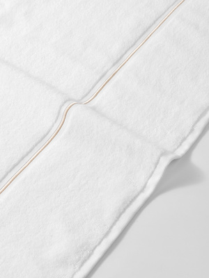 Biały ręcznik premium z złotą bizą 100% bawełna frotte 500 g/m² Spod Igły i Nitki – elegancja i komfort