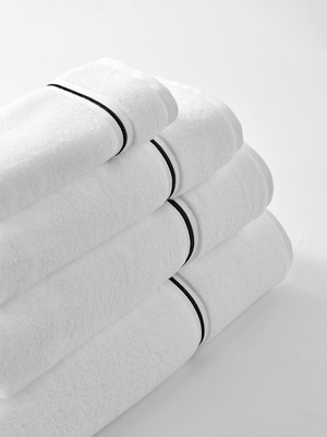 Biały ręcznik frotte 500 g/m² premium Spod Igły i Nitki – komfort domowego SPA