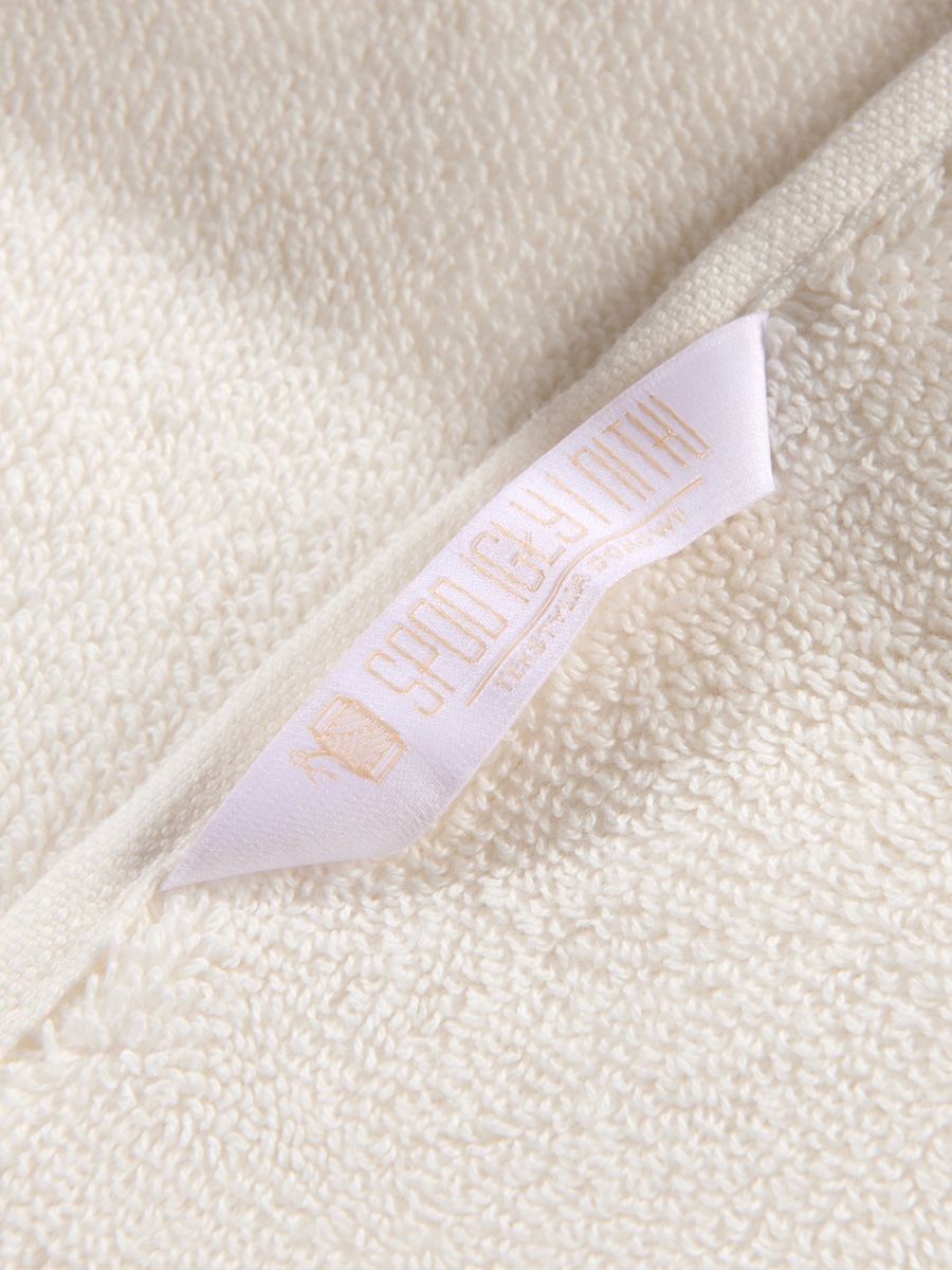 Kremowy puchaty ręcznik kąpielowy 650 g/m² Leo Spod Igły i Nitki – luksusowy relaks.