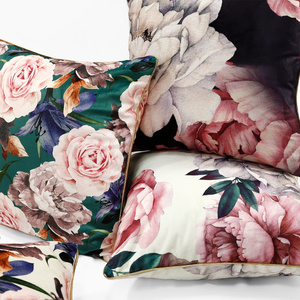 Ciemna velvetowa kwiatowa poszewka z zamkiem Rose Dark Spod Igły i Nitki – stylowa dekoracja