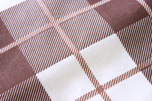 Beżowa kraciasta pościel damska 160x200 bawełna Spod Igły i Nitki – komfortowy sen