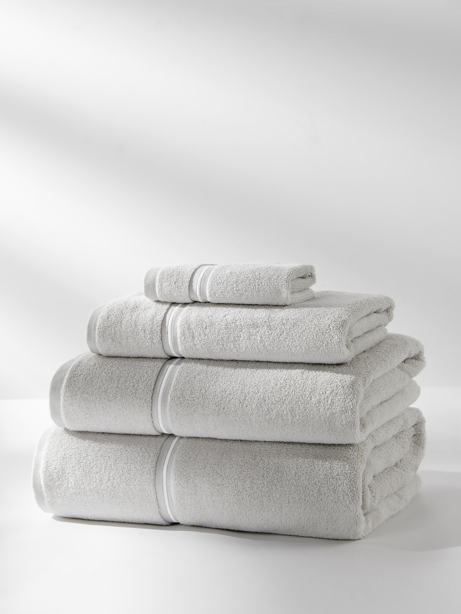 Szary ręcznik z białą bizą 70x140 cm model Libre Spod Igły i Nitki – elegancja i komfort.