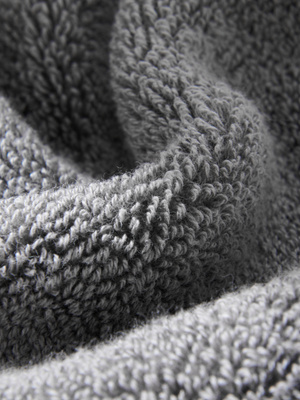 Szary ręcznik kąpielowy z bawełny premium 650 g/m² Leo Spod Igły i Nitki – luksusowy relaks.