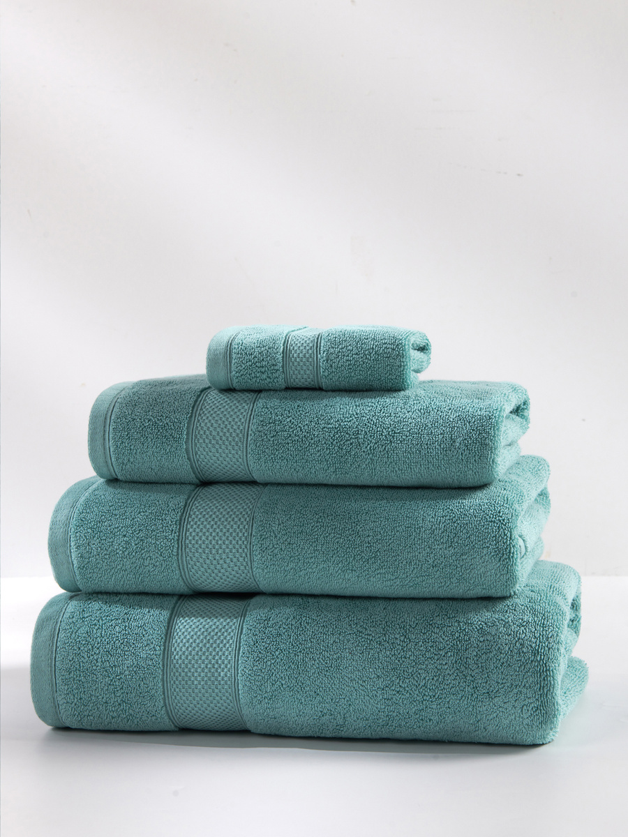 Lazurowy puchaty ręcznik kąpielowy 650 g/m² personalizacja Spod Igły i Nitki – luksusowy relaks.