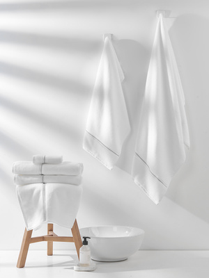 Biały ręcznik bawełna frotte 500 g/m² złota biza Spod Igły i Nitki – elegancki do SPA