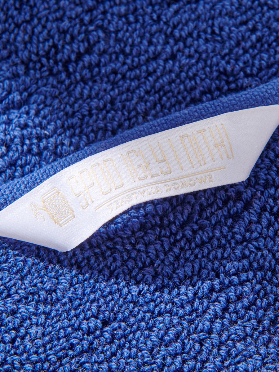Granatowy ręcznik kąpielowy z bawełny premium 650 g/m² Leo Spod Igły i Nitki – luksus i relaks.