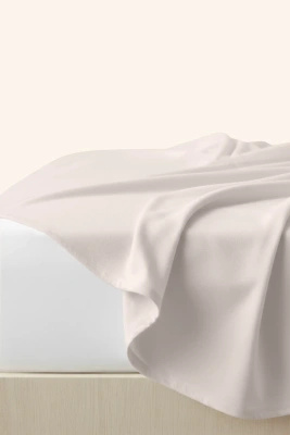 Szare miękkie prześcieradło flanelowe 160x200 bez gumki Spod Igły i Nitki – przytulne otulenie.