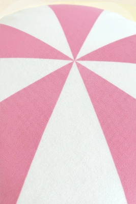 Różowa aksamitna poduszka świąteczna 38x38 cm Cukierek Spod Igły i Nitki – świąteczny urok.