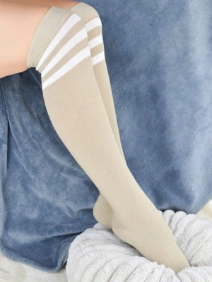 Elastyczne zakolanówki damskie z trzema paskami Noviti – komfort i stylizacja