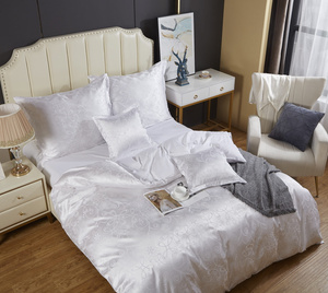 Kremowa atłasowa pościel 120 g/m2 model AT001 Spod Igły i Nitki – luksusowy komfort snu