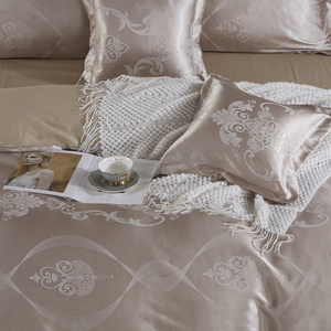 Kremowa atłasowa pościel 120 g/m2 model AT015 Spod Igły i Nitki – luksusowy komfort snu