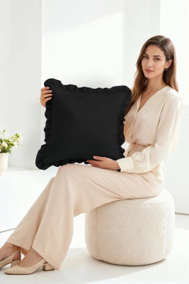 Czarna poszewka z falbanką 40x40 cm Ruffy Premium Spod Igły i Nitki – Komfort i elegancja